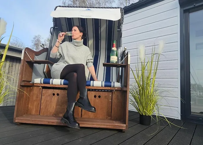 Mobilheim Marine Glueck Im Yachthafen 佩讷明德